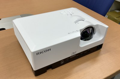 液晶プロジェクター